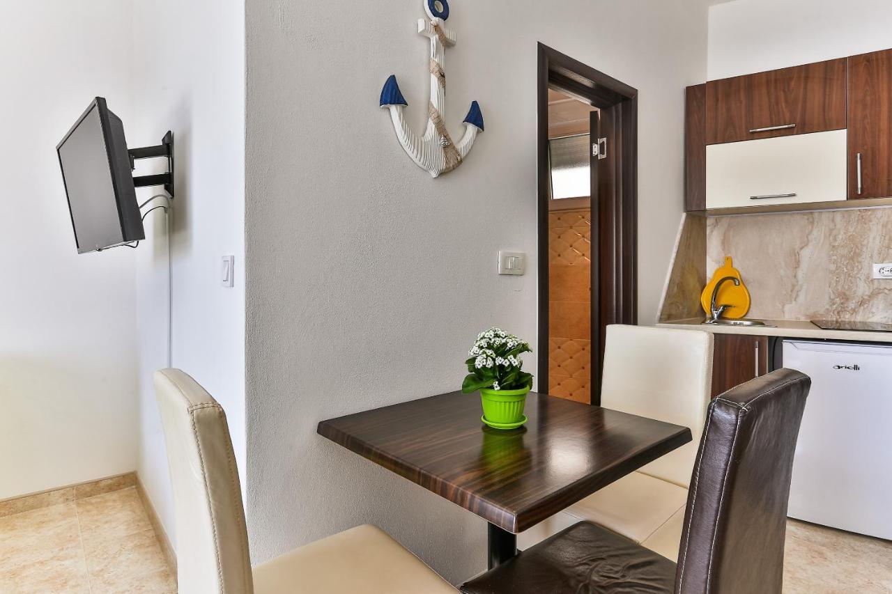 Buskovic Apartment Добра вода Екстериор снимка